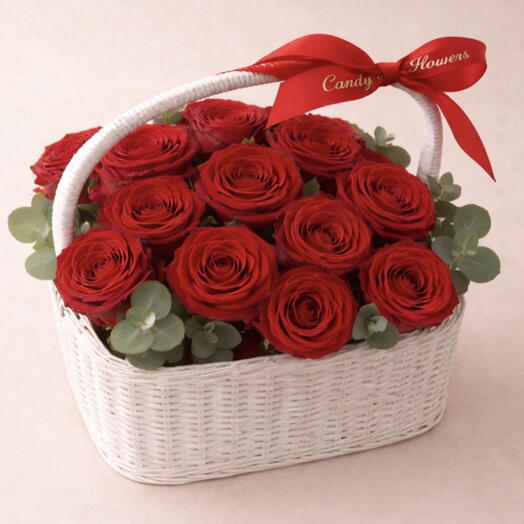 Panier prestige blanc roses rouge et eucalyptus