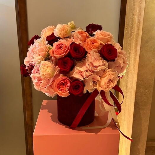 Boîte avec des hortensias, des pivoines et des roses.