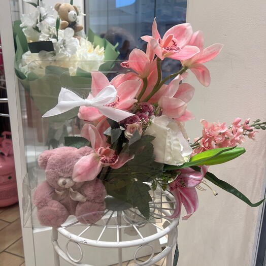 Sac fleurs artificielles et peluche