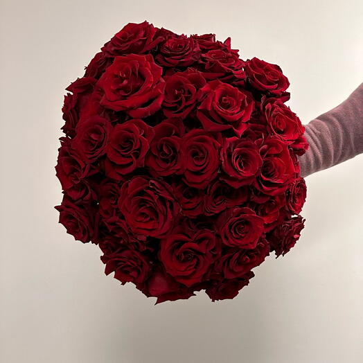 Bouquet of hand-reflexed burgundy roses