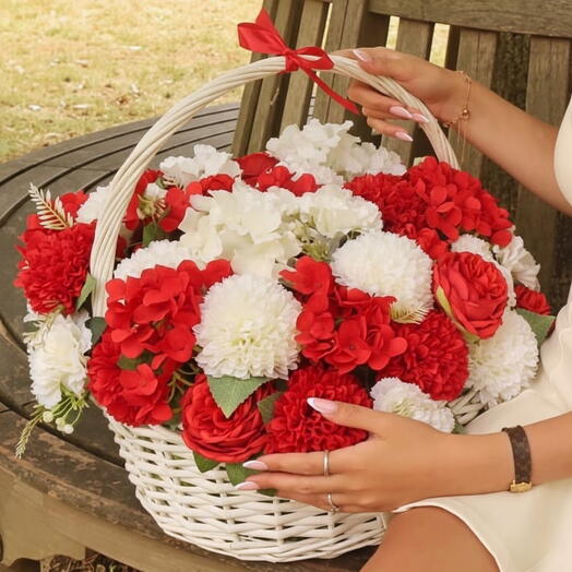 Корзина с искусственными цветами