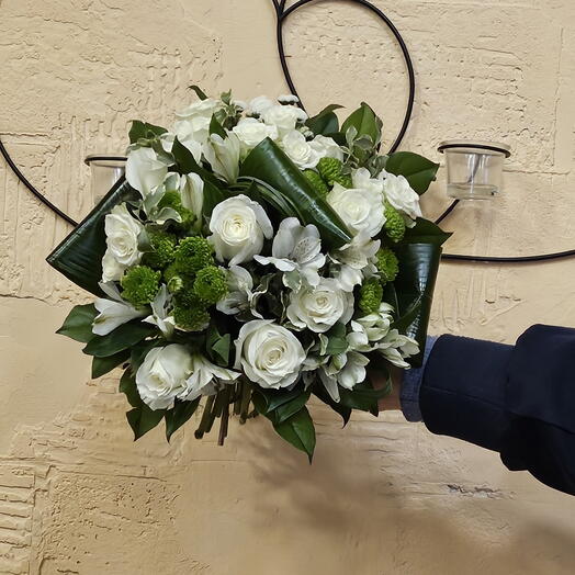 Bouquet blanc vert (Fleurs de saisons selon dispos)
