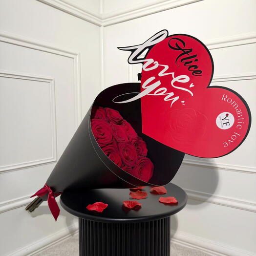 Красные розы в темноте