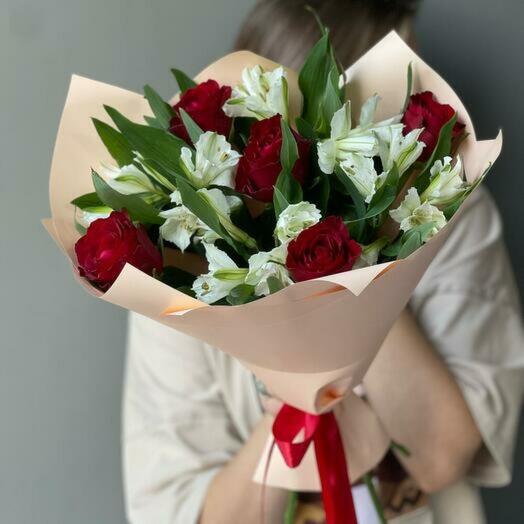 Roses rouges et alstroemerias