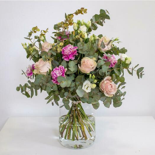 Bouquet d œillets, de roses et de lisianthus