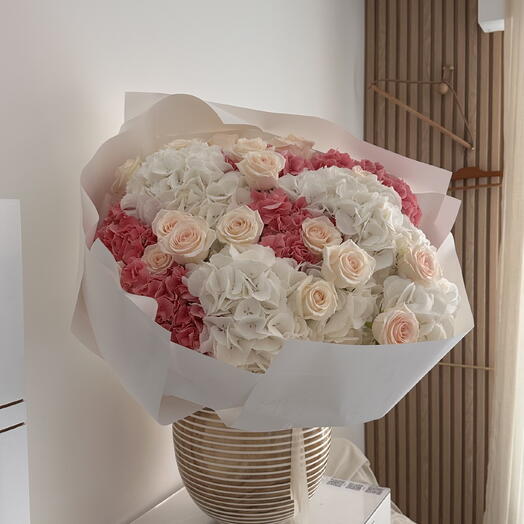 Bouquet d hortensia et de roses