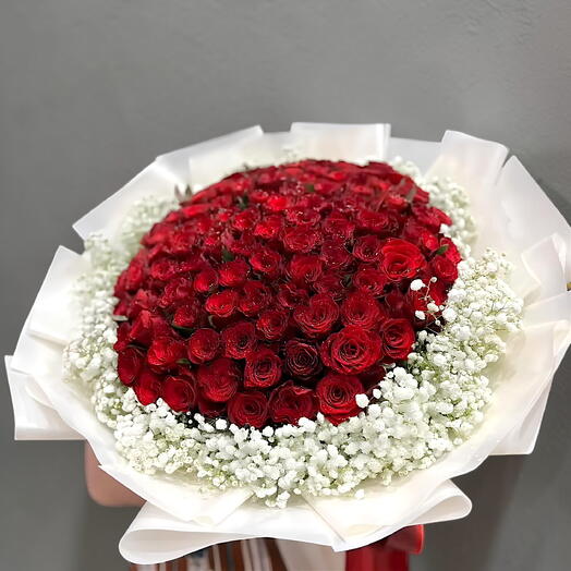 C est grand bouquets des roses rouges gypsophile