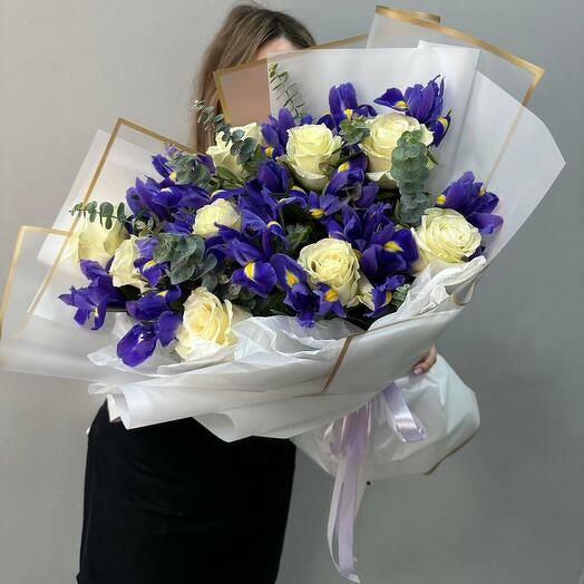 Iris bleus et roses blanches