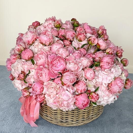 Panier de pivoines et d'hortensias