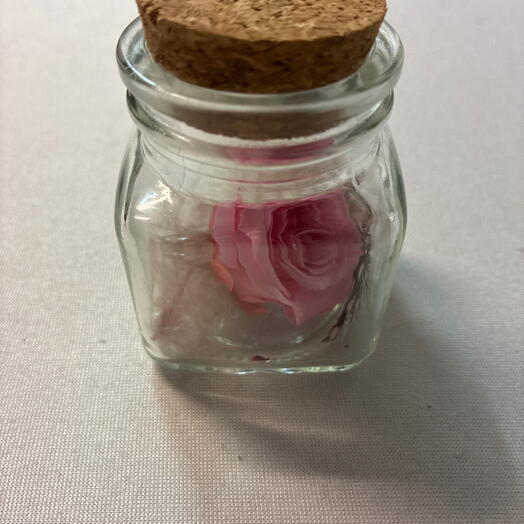 Petit bocal fleurs stabilise choix de couleurs de rose