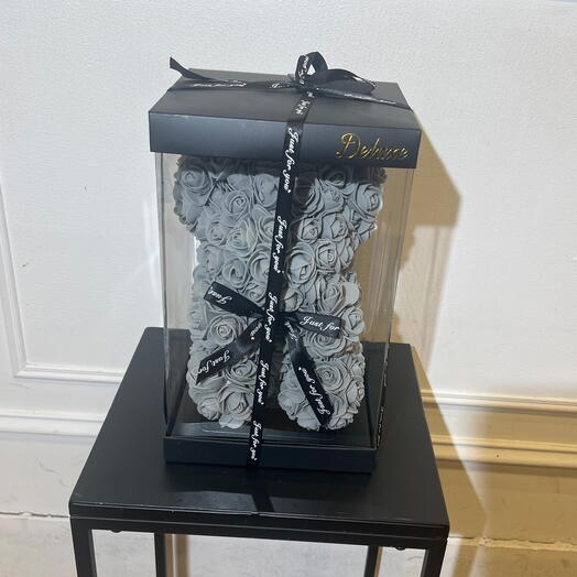 Серый медведь из цветов