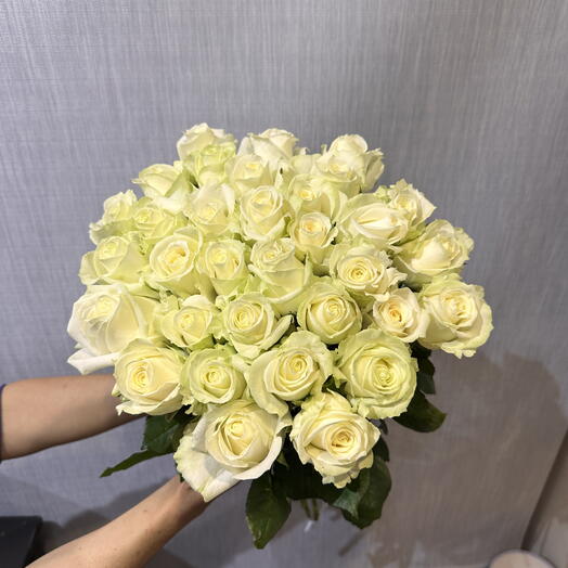 25 White Roses Avalanche