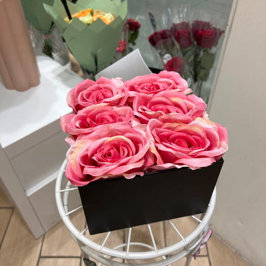 Box carre noir artificielle rose