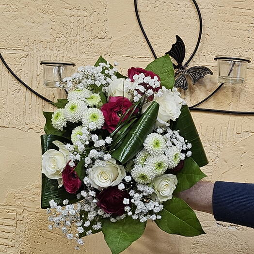 Круглый бело-розовый букет