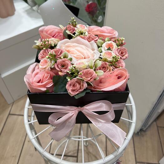 Box noir artificielle rose mixte