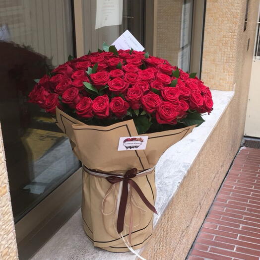 101 Red Naomi dans son vase