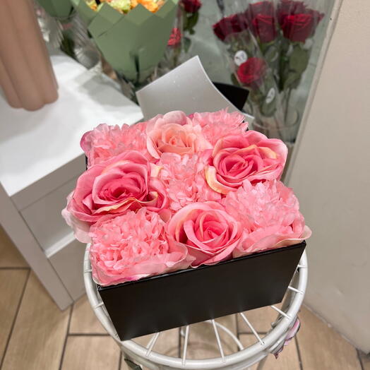 Box carre noir roses rose et pivoine rose
