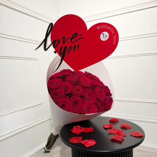 Красные розы в белом