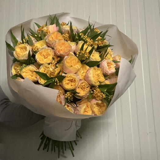 Duobuquet de rose de jardin jaune et branches en fleurs